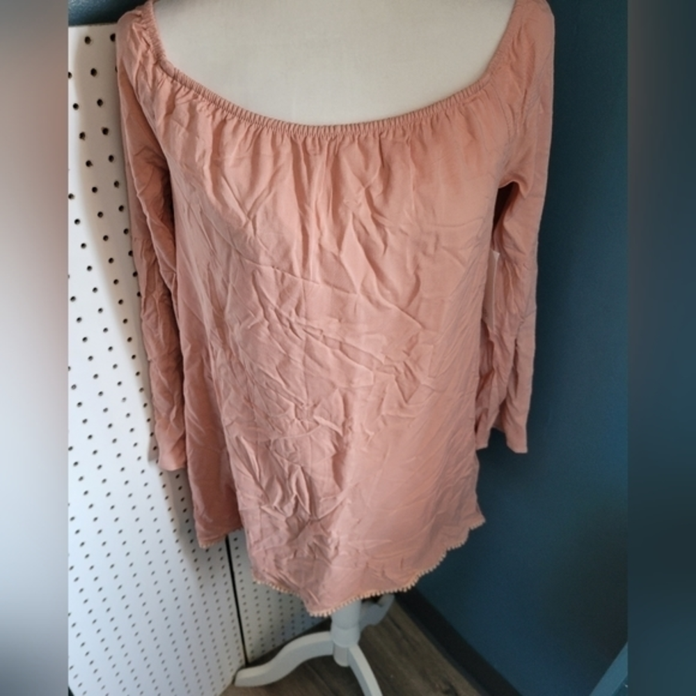 Tobi NWT size Medium off the shoulder peachy pink top